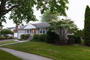 Exterior - Fully Furnished Home in Stratford - 3 Bedrooms, Dedicated Office and Pool (Stratford)