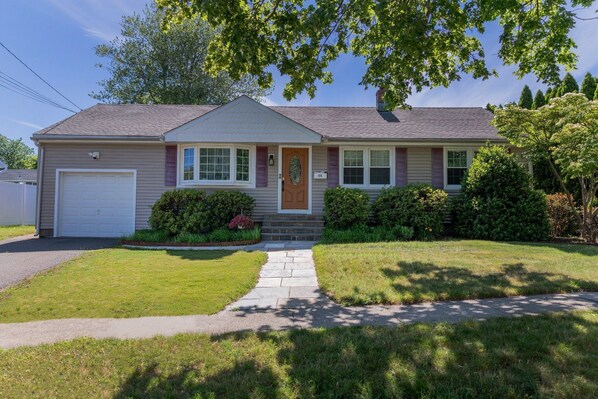 Exterior - Fully Furnished Home in Stratford - 3 Bedrooms, Dedicated Office and Pool (Stratford)
