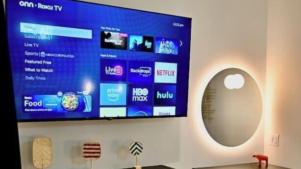 Un téléviseur à écran plat fixé au mur, affichant l’interface d’un service de diffusion en continu.