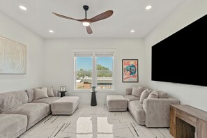 Smart-TV, Kamin, Tischfußball
