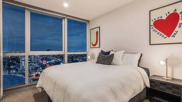 Desk, iron/ironing board, WiFi, bed sheets
