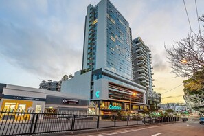 Exterior - Rooftop Pool 1BR at the Gabba with City Views (Woolloongabba)