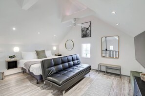Room - Barndo2 Modern European Style Home of Fluffy Cows (Jefferson City)