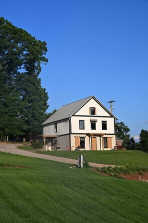 Exterior - Barndo1 Fluffy Cow Farm Stay at Cedar Pond Farms (Jefferson City)