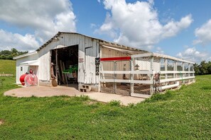 Exterior - Barndo1 Fluffy Cow Farm Stay at Cedar Pond Farms (Jefferson City)