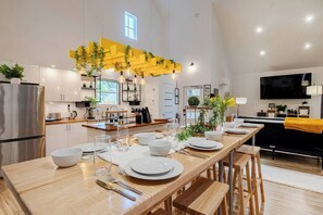 Dining - Barndo1 Fluffy Cow Farm Stay at Cedar Pond Farms (Jefferson City)