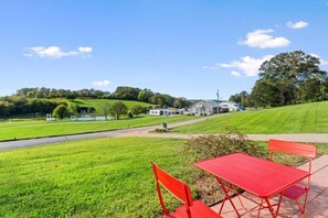 Outdoor dining - Barndo1 Fluffy Cow Farm Stay at Cedar Pond Farms (Jefferson City)