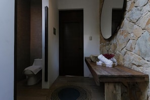 Banyera i dutxa independents, tovalloles, sabó i xampú 