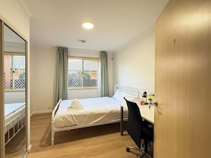 Room - Cozy Queen Room | 5-Min Walk to ANU | Near City (Turner)