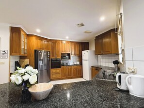 Private kitchen - Sunny King Room | 5-Min Walk to ANU | Near City (Turner)