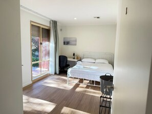 Room - Sunny King Room | 5-Min Walk to ANU | Near City (Turner)