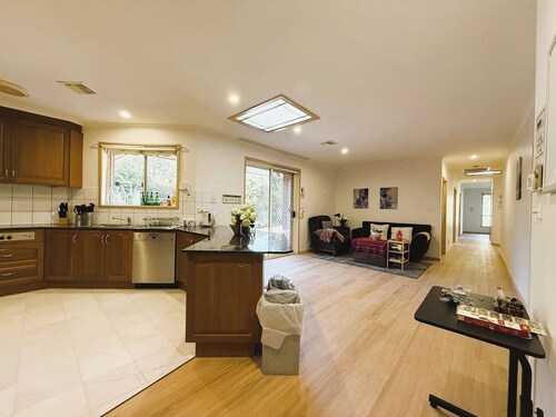 Sunny King Room | 5-Min Walk to ANU | Near City