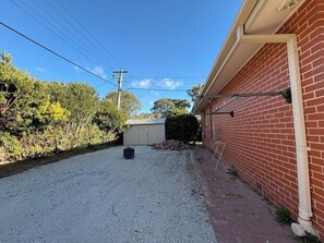 Property grounds - Cozy King Room | 5-Min Walk to ANU | Near City (Turner)
