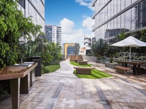 Outdoor dining - Modern South Bank 2BR Walk to GOMA + Brisbane CBD (South Brisbane)