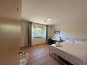 Een bureau, een strijkplank/strijkijzer, wifi, beddengoed