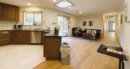 Cozy King Room | 5-Min Walk to ANU | Close to City