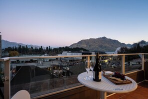 Outdoor dining - Town Centre | Concierge | Workspace | Private Balconies | Bag Storage (Queenstown)