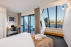 3 bedrooms, desk, iron/ironing board, travel cot - Town Centre | Concierge | Workspace | Private Balconies | Bag Storage (Queenstown)