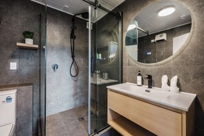 Shower, hair dryer, towels, soap - Town Centre | Concierge | Workspace | Private Balconies | Bag Storage (Queenstown)