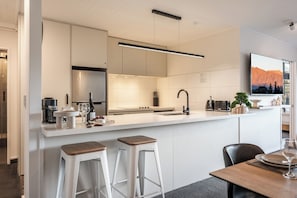 Kaffetrakter/tekoker, kjøleskap, mikrobølgeovn og ovn
