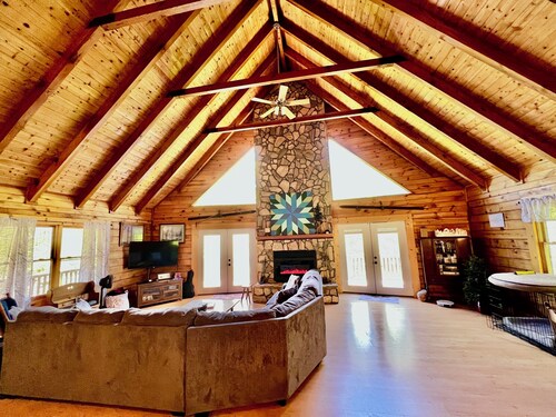 Hidden Ridge Lodge-Spacious | Sleeps12 | Game Room | Firepit | Dog Friendly | Smart TV