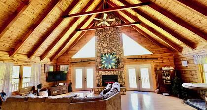 Hidden Ridge Lodge-Spacious | Sleeps12 | Game Room | Firepit | Dog Friendly | Smart TV