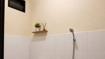 Shower, free toiletries, towels