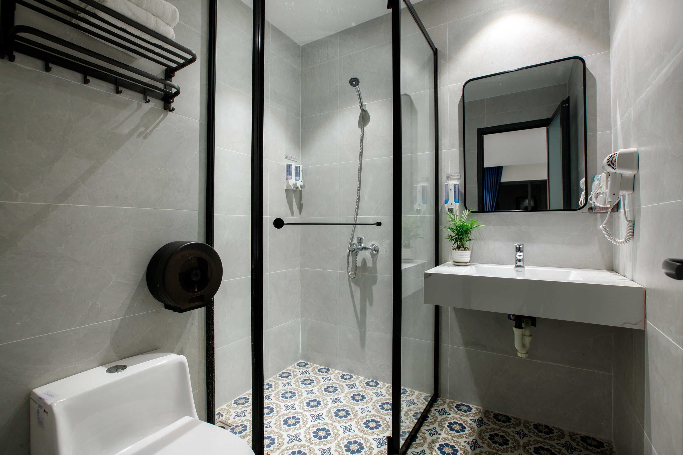 Chambre double | Salle de bain | Douche, séchoir à cheveux, serviettes fournies, savon
