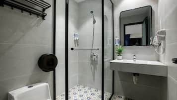 Chambre double | Salle de bain | Douche, séchoir à cheveux, serviettes fournies, savon