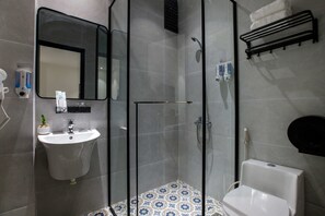 Superior kamer | Badkamer | Een douche, een haardroger, handdoeken, zeep