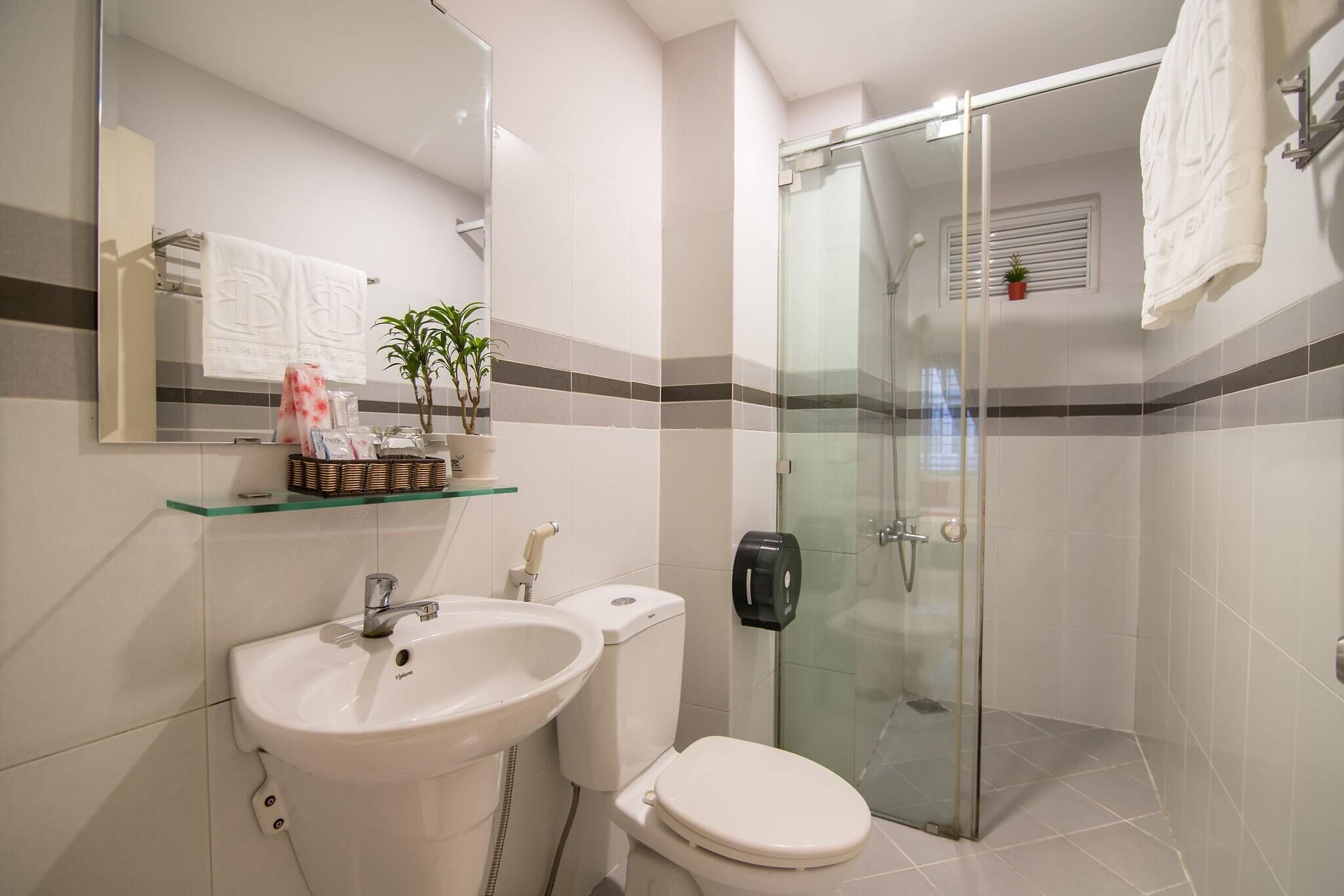 Phòng Suite | Phòng tắm | Buồng tắm vòi sen, máy sấy tóc, khăn tắm, xà phòng 