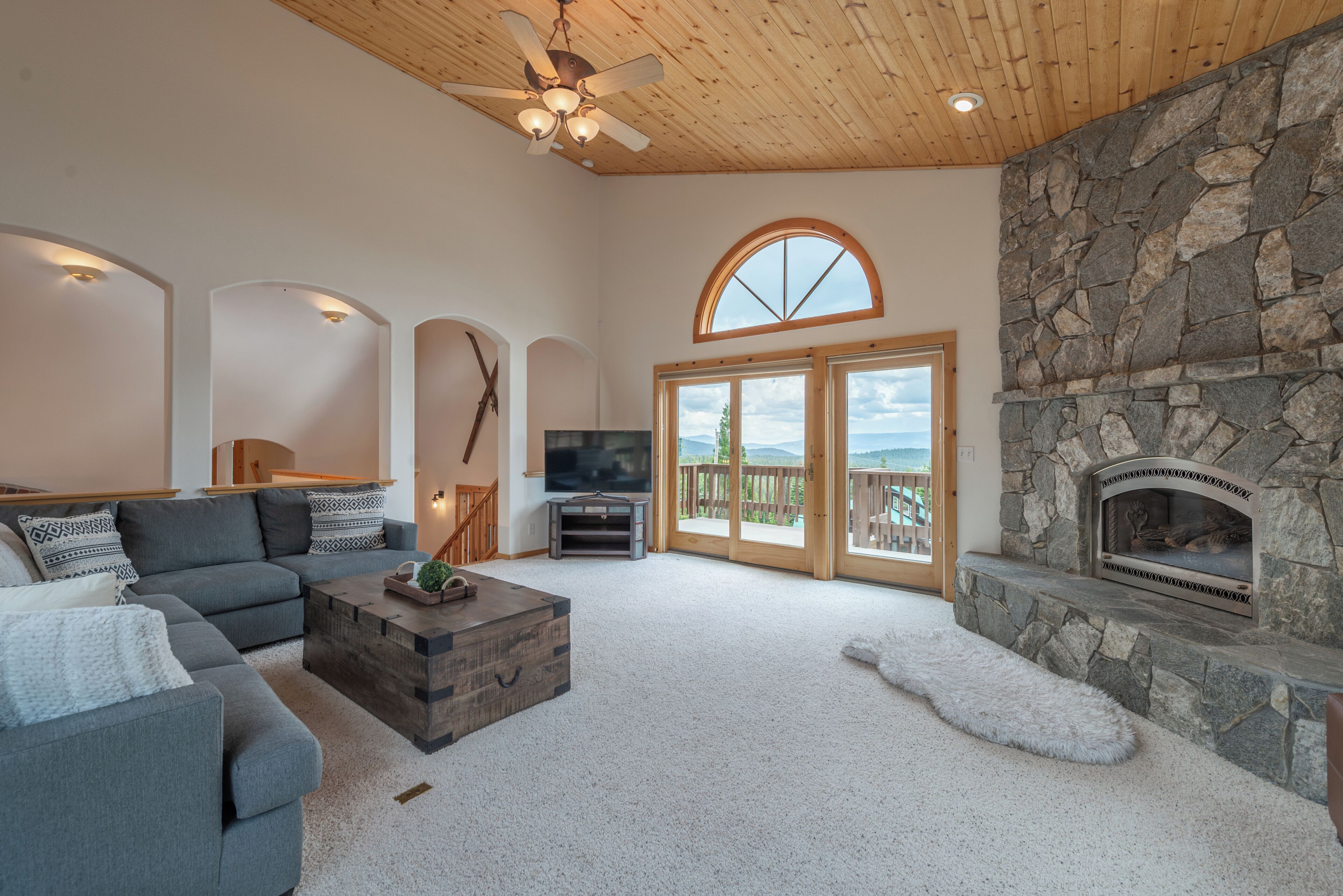 Smart TV, fireplace