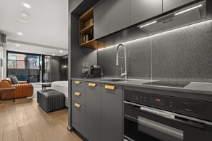 Eine moderne Küche mit Mikrowelle, Umluftofen und Boiler.