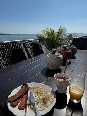 Outdoor dining - Spacious 4-bedroom house in Ocean Pines (Ocean Pines)