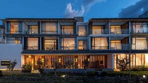 A modern hotel with multiple floors, large windows, and a well-lit entrance. - Anye Seaview Hotel Dali (Dali)
