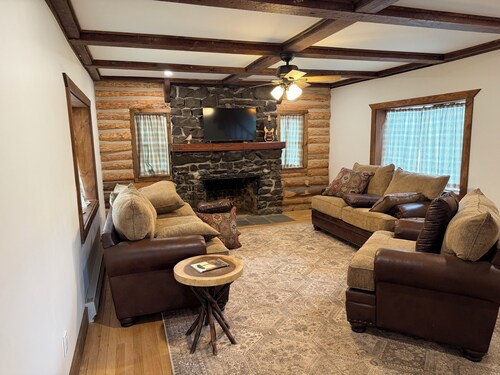 Fully restored  3-bedroom log cabin in Tupper Lake perfect for relaxing stays.