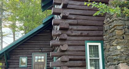 Fully Restored Log Cabin 3-bedrooms, 1 and one 1/2 bathrooms .in Tupper Lake