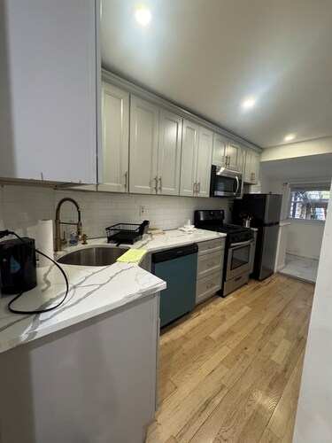 Private garden room, king-size bed, 7m to subway, 20m to Manhattan