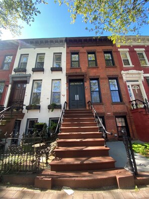 Exterior - Private garden room, king-size bed, 7m to subway, 20m to Manhattan (Brooklyn)