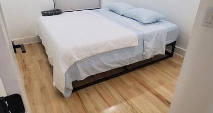 Private garden room, king-size bed, 7m to subway, 20m to Manhattan