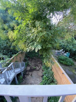 Property grounds - Private garden room, king-size bed, 7m to subway, 20m to Manhattan (Brooklyn)
