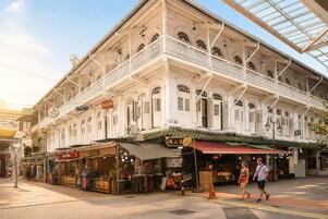 Un edificio de varios pisos con un estilo arquitectónico tradicional, que presenta balcones y ventanas amplias.