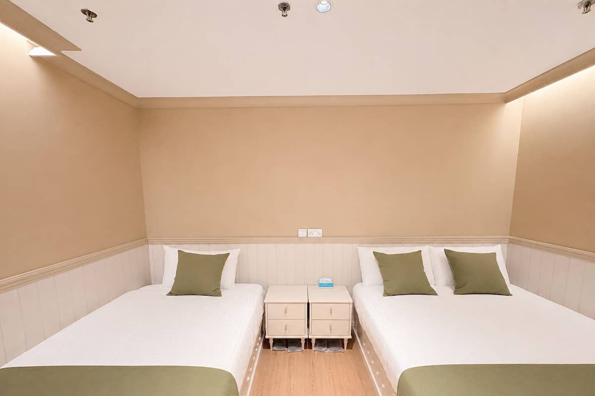 Habitació triple bàsica | Planxa i posts de planxar, wifi gratuïta i roba de llit 