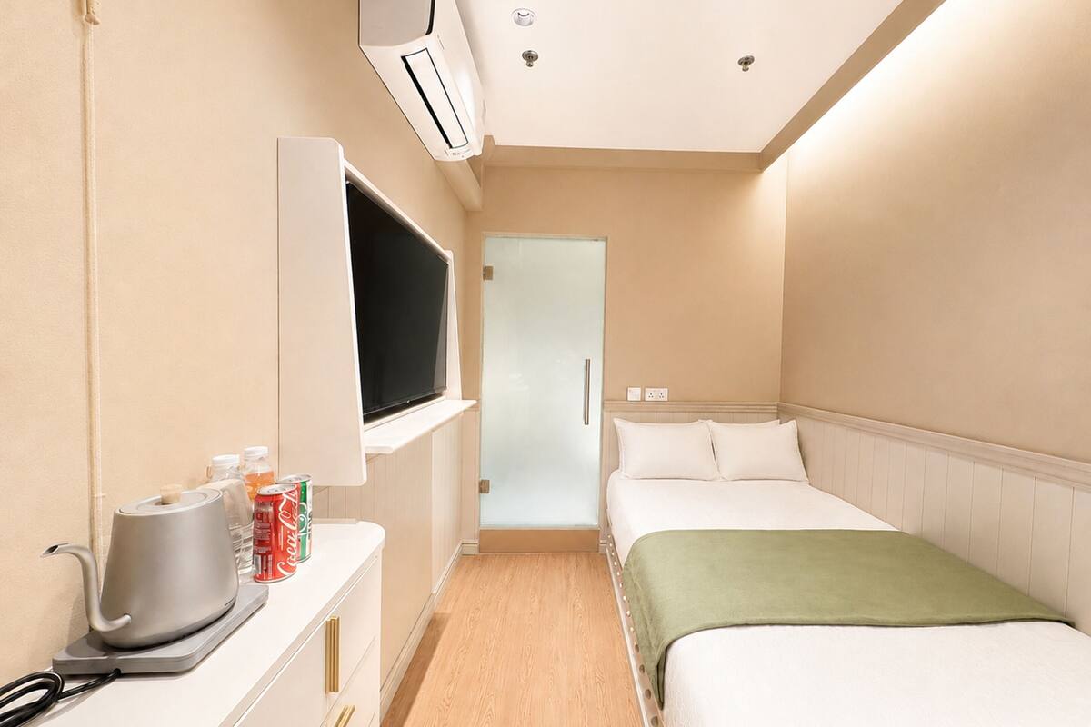 Habitació bàsica | Planxa i posts de planxar, wifi gratuïta i roba de llit 