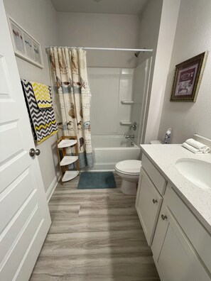 Bathroom - 2 min to pool, 5 to beach. Peaceful apartment with AC at Windmark beach resort (Port St. Joe)