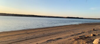Beautiful waterfront cottage with sandy beach