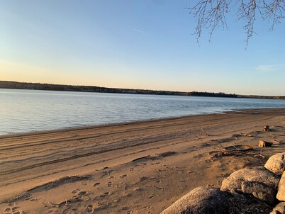 Beautiful waterfront cottage with sandy beach