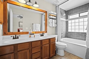 Jetted bath, hair dryer, towels, soap - Southwest Gem near Fort Bliss, Painted Dunes Golf Course, North Hills Shopping (El Paso)