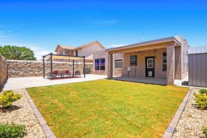 Outdoor dining - Southwest Gem near Fort Bliss, Painted Dunes Golf Course, North Hills Shopping (El Paso)