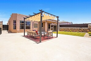 Outdoor dining - Southwest Gem near Fort Bliss, Painted Dunes Golf Course, North Hills Shopping (El Paso)